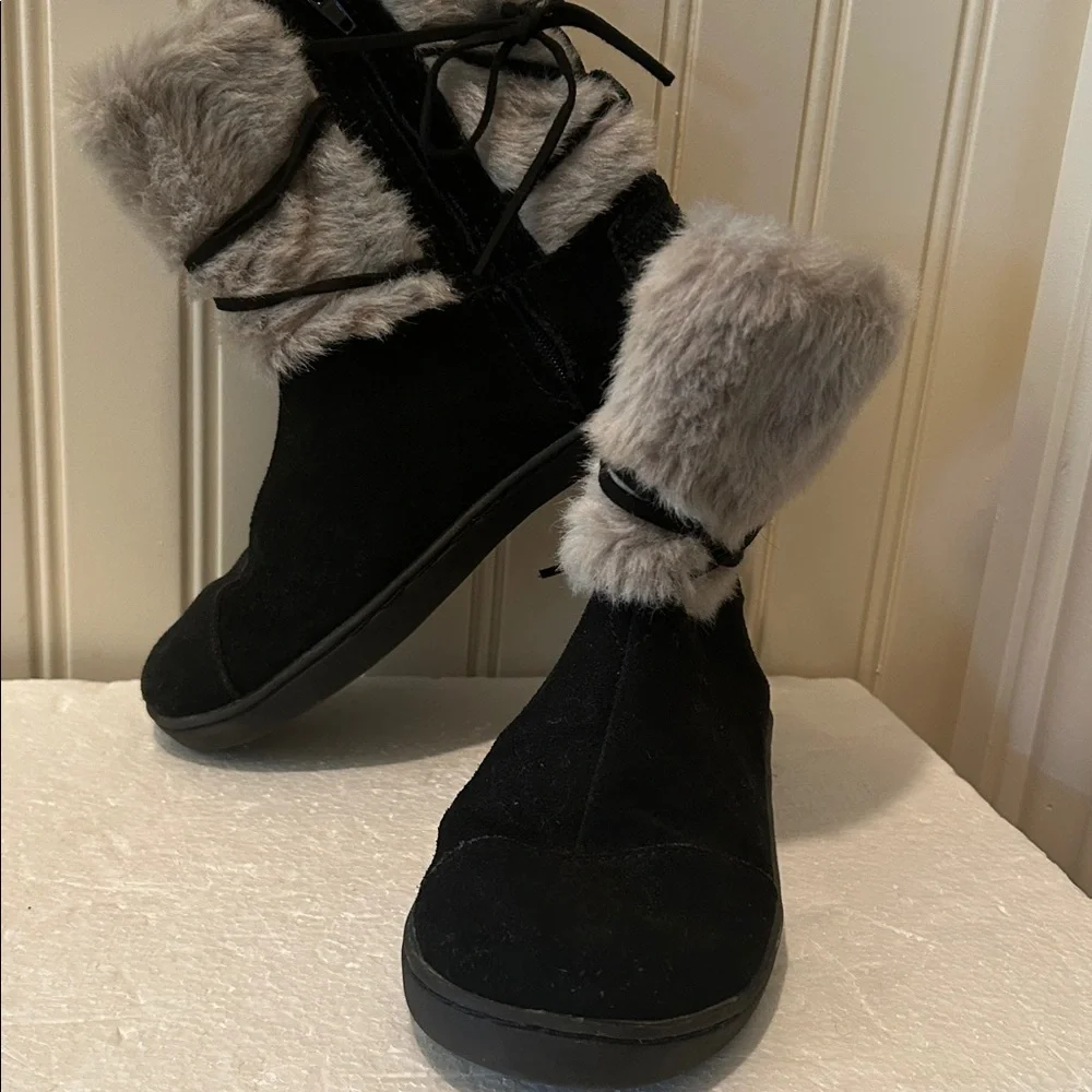 Toms kids Suede Nepal Eskimo style Faux Fur Boots ZipUp wrap around cord Size 2